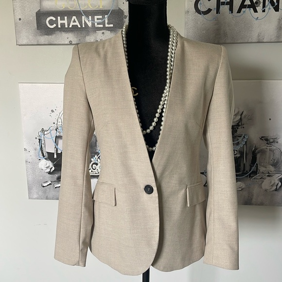 Zara Jackets & Blazers - Zara stylish blazer.